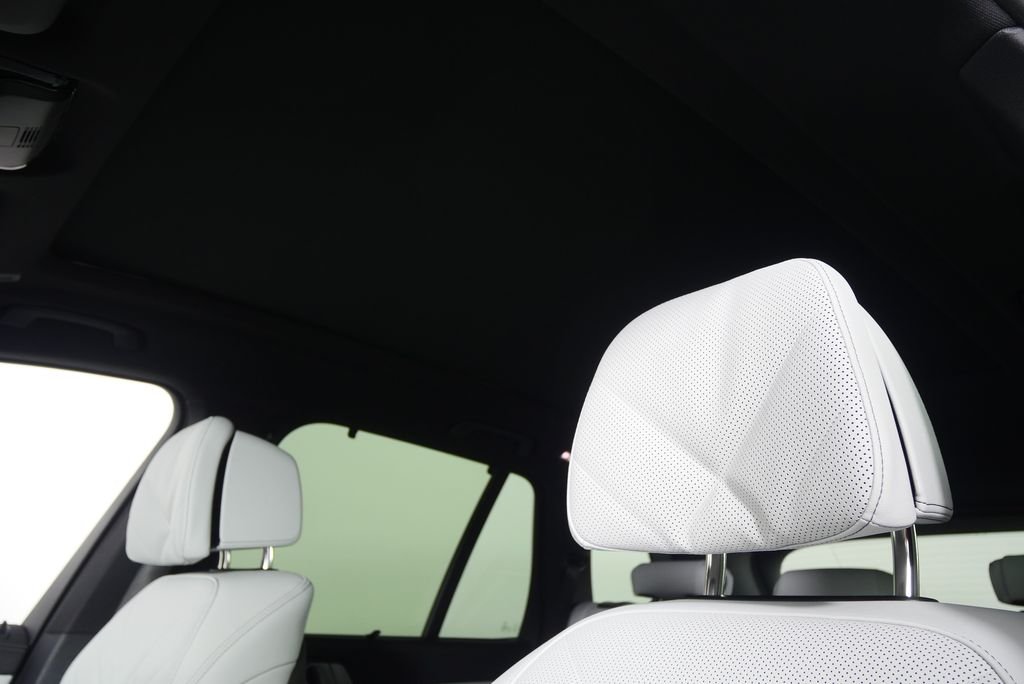 Used 2026 Mineral White Metallic BMW xDrive40i image 11