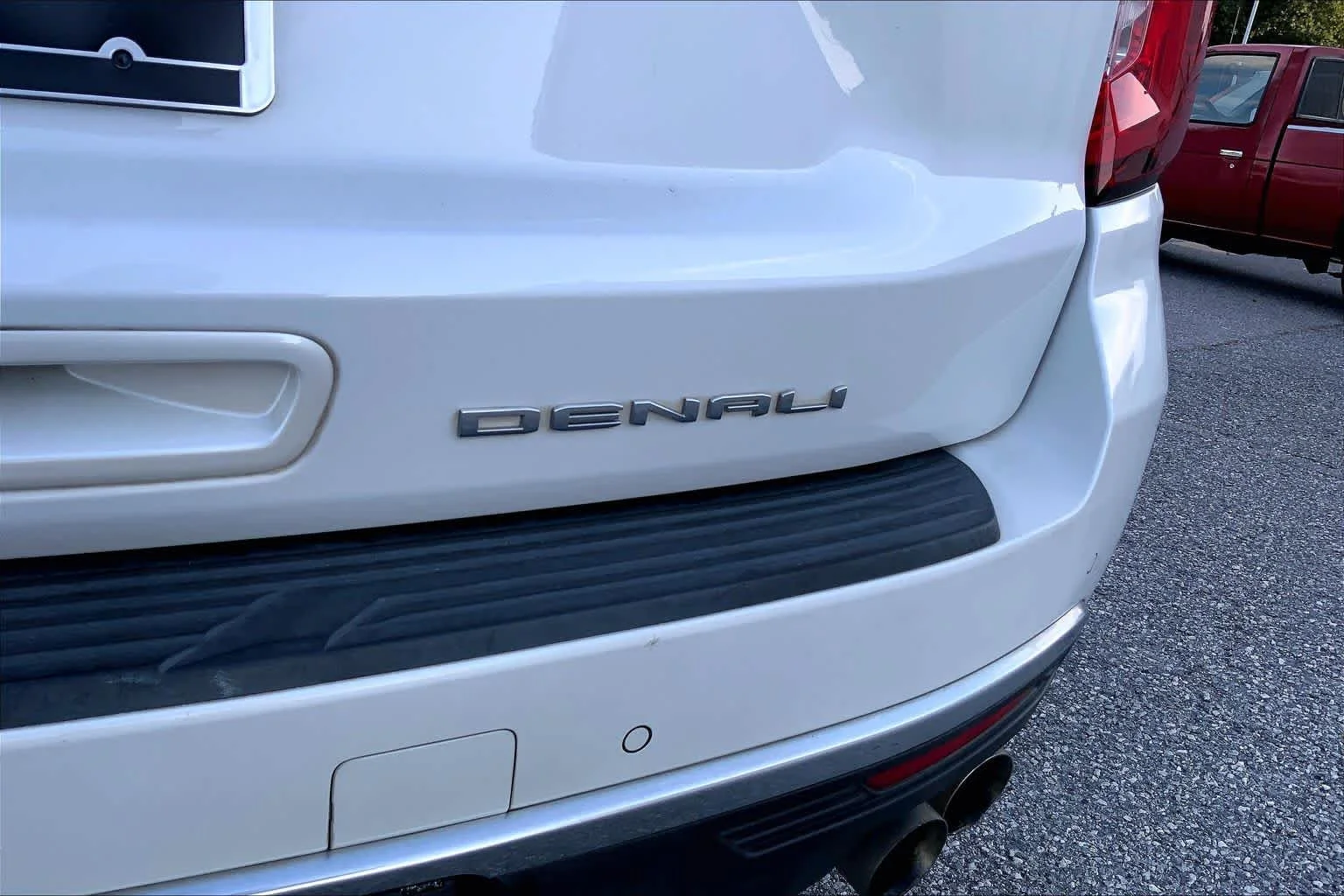 Used 2021 White Frost Tricoat GMC Denali image 9