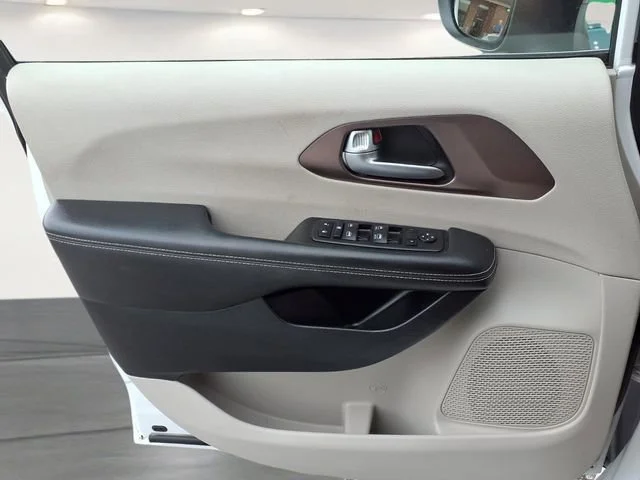 Used 2024  Chrysler LX image 13