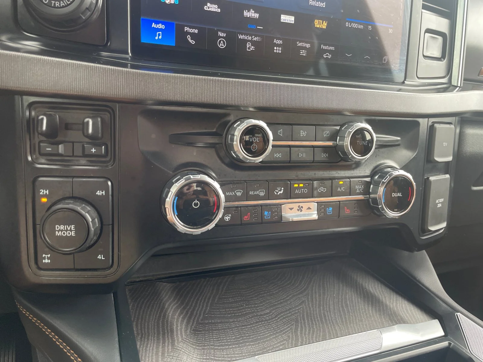 Used 2024  Ford PLATINUM SuperCrew image 23