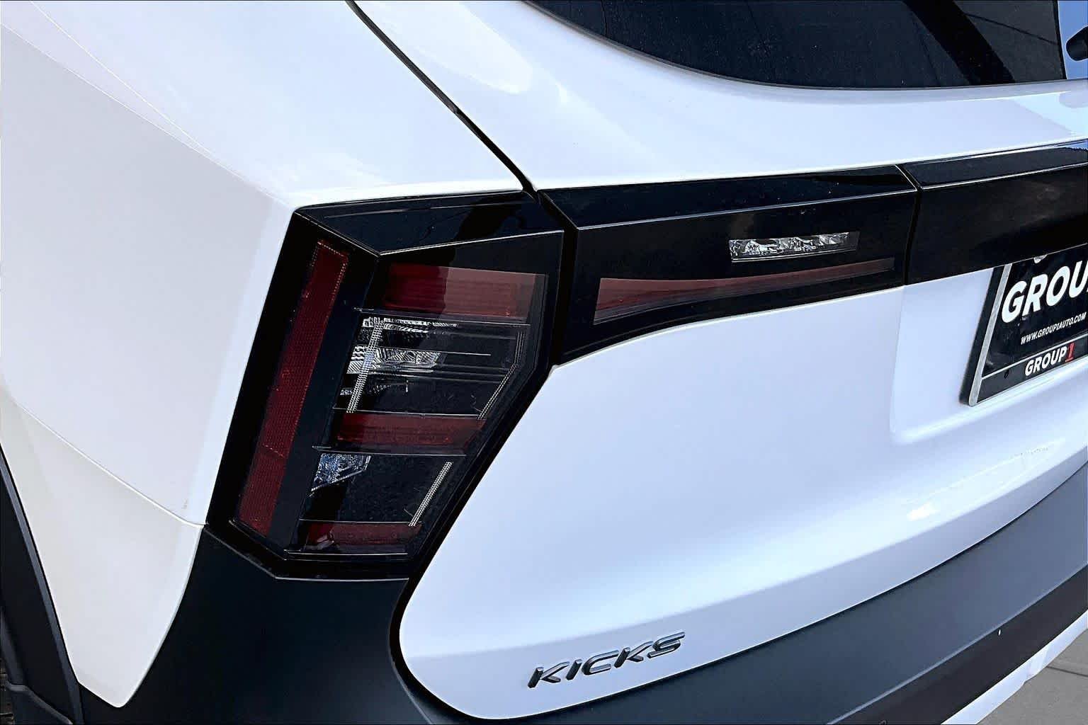 New 2026 Aspen White Tricoat/Super Black Nissan SR image 12