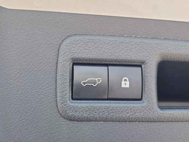 Used 2020 White Lexus 300h image 30