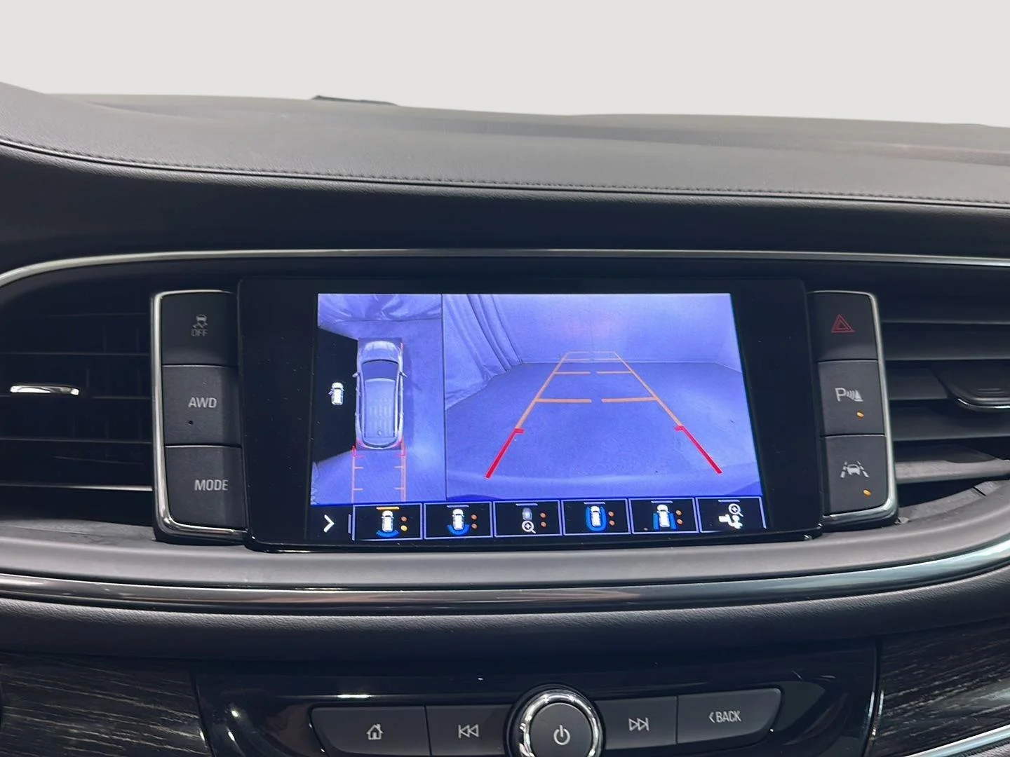 Used 2020 WHITE FROST TRICOAT Buick Avenir image 11