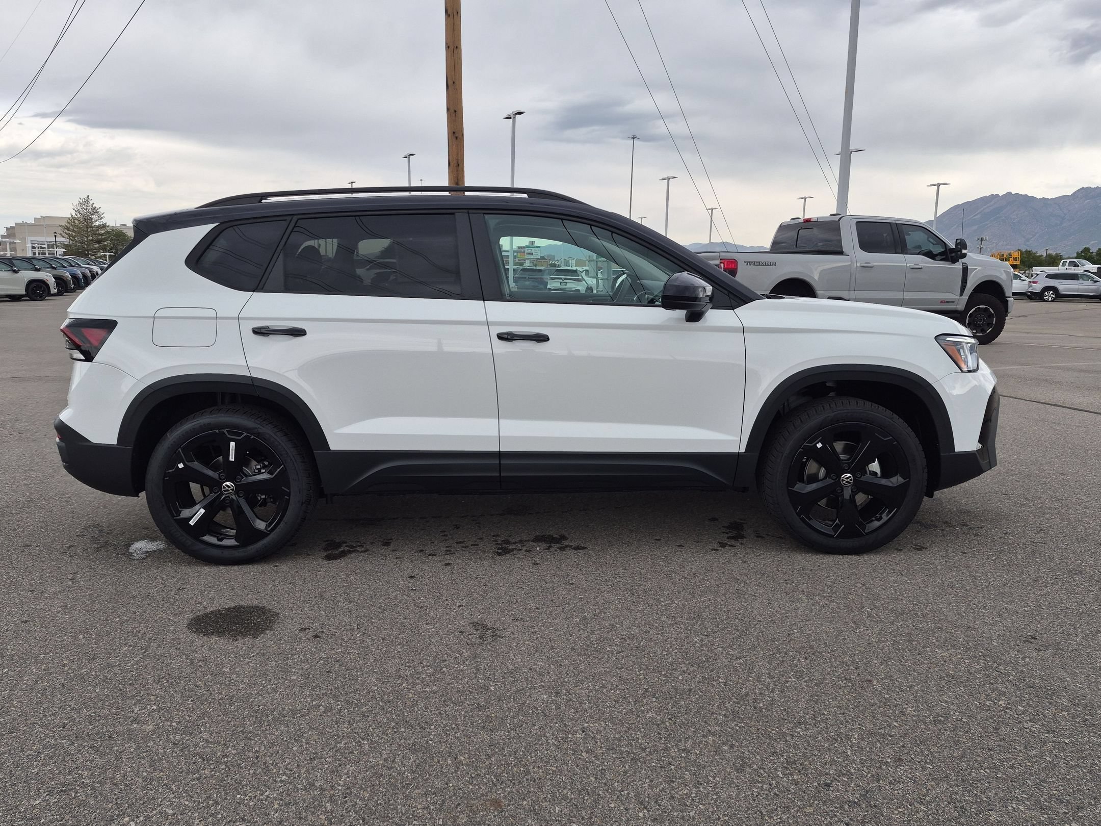 New 2026 Pure White w/Deep Blk Rf Volkswagen SE Black image 2