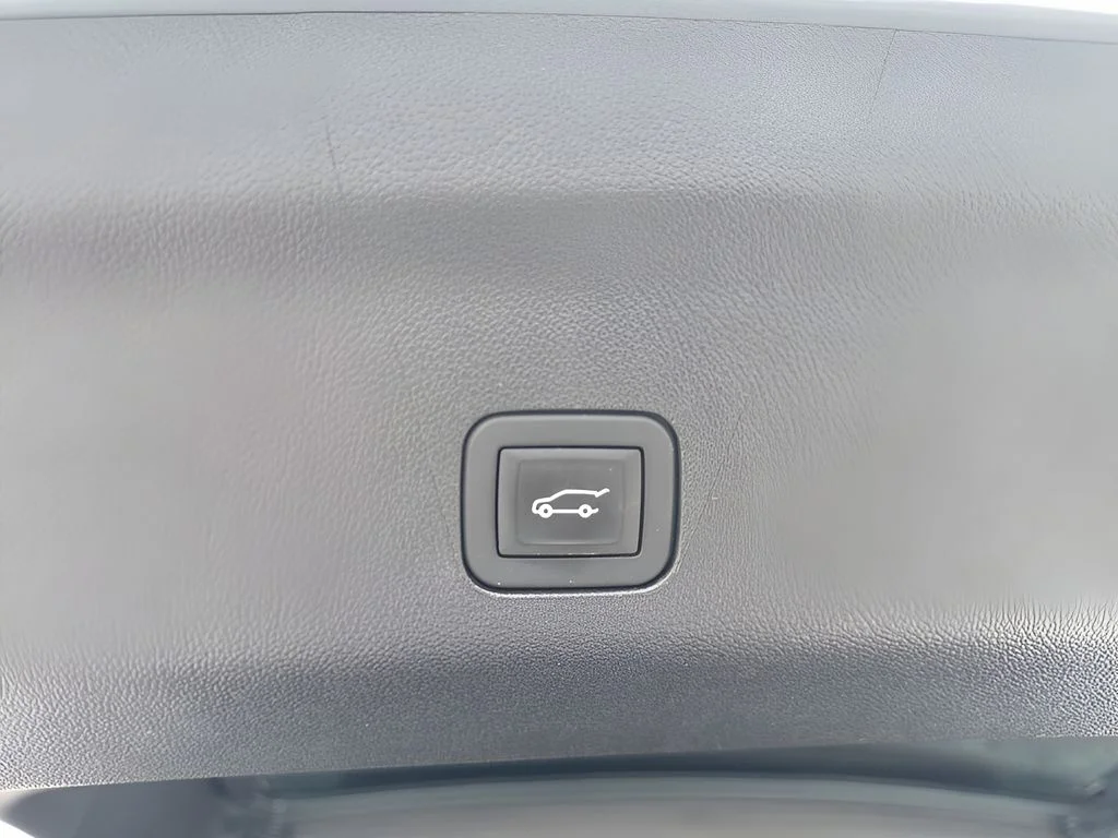 Used 2025 Silver GMC Denali image 29