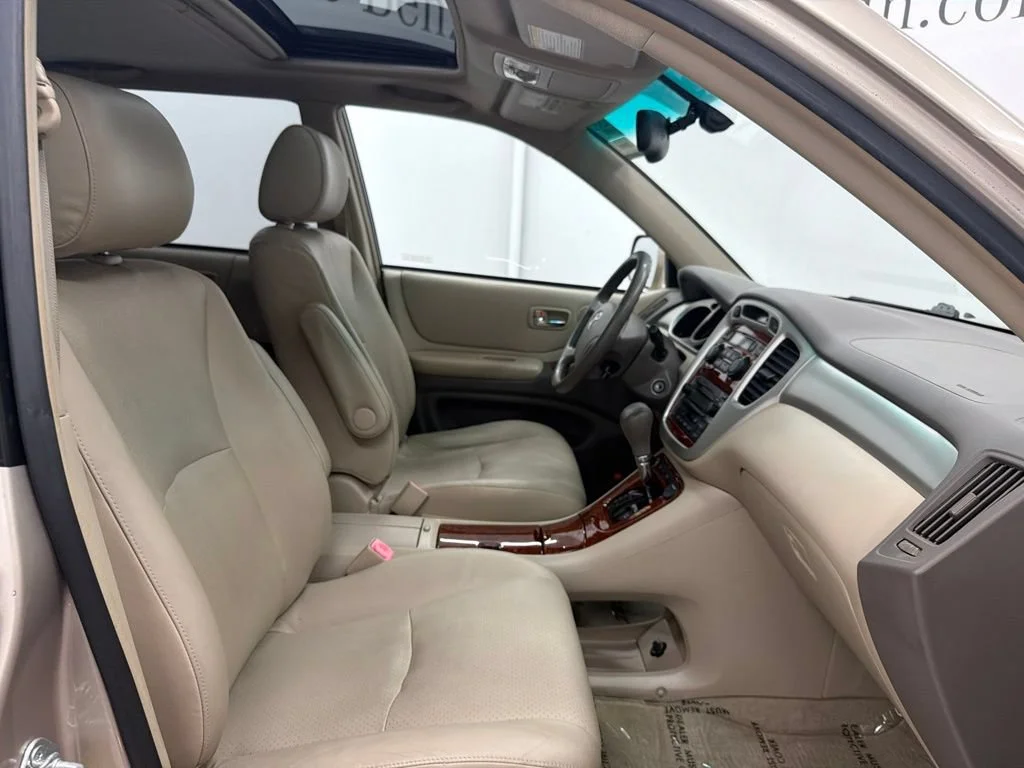 Used 2006 Gold Toyota Limited image 33