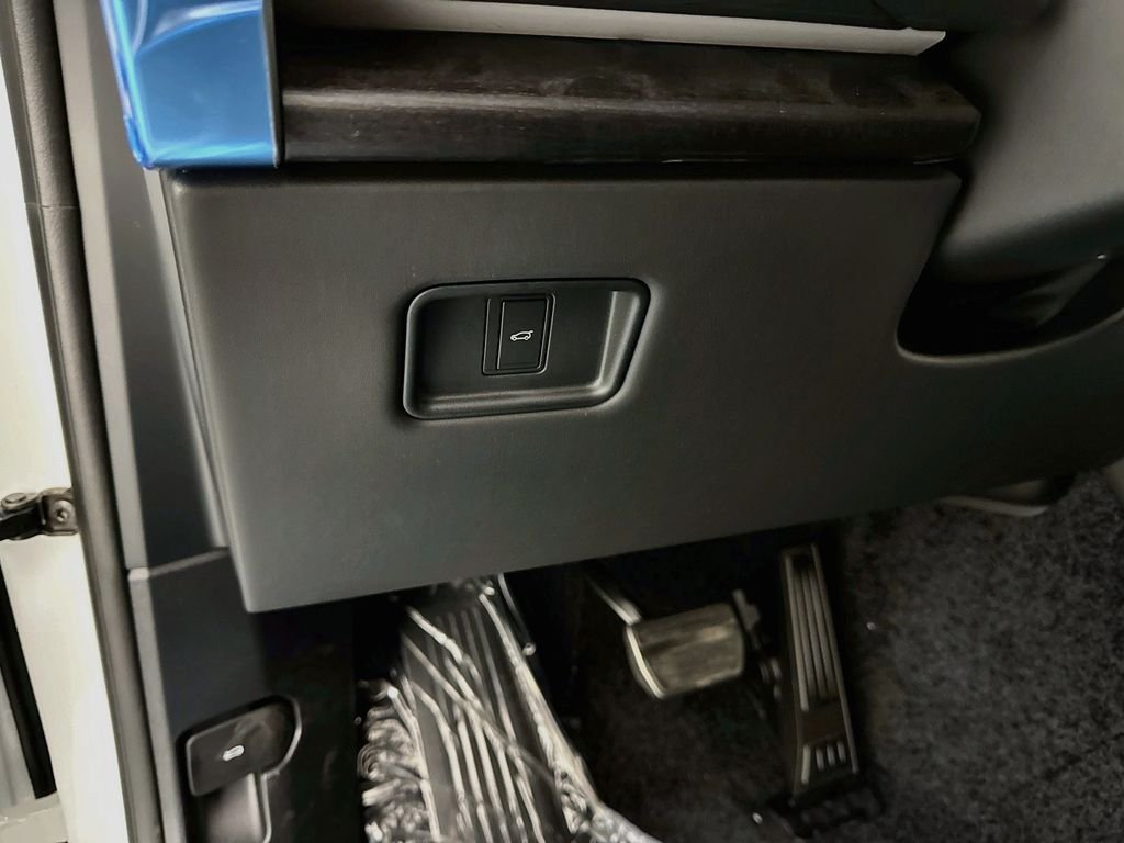 New 2027 Fuji White Land Rover SE image 10