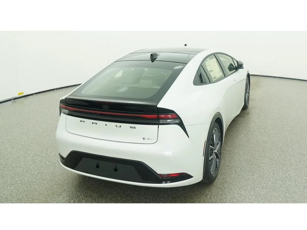 New 2027 Wind Chill Pearl Toyota XLE image 8