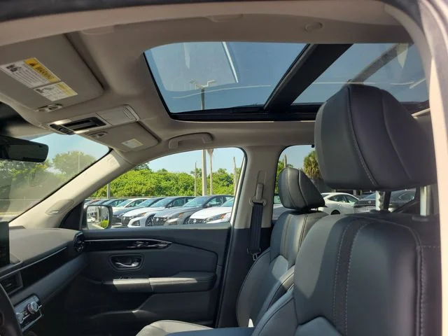 Used 2025 White Honda Touring image 17