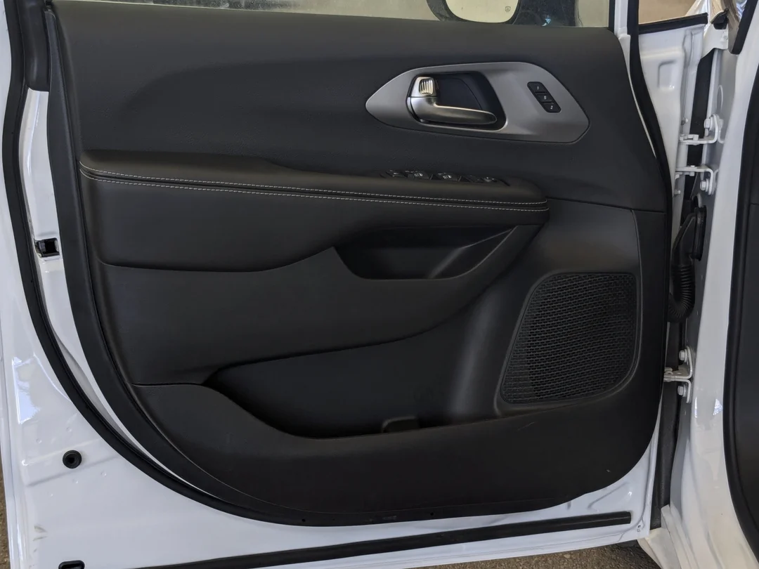 New 2027 White Chrysler Select - - FWD - Stow n Go Seating - Remote Start - Adaptive Cruise w/Stop&Go & More! image 12