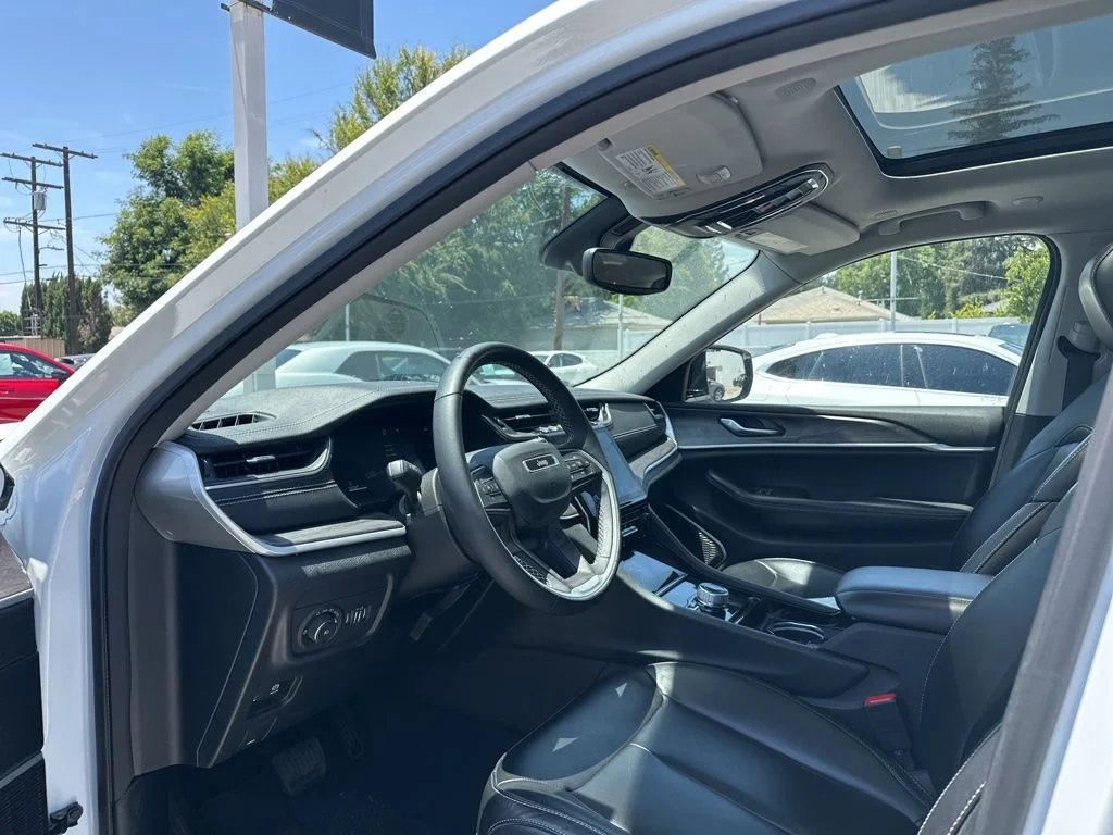Used 2023 White/off-white Jeep Limited image 8