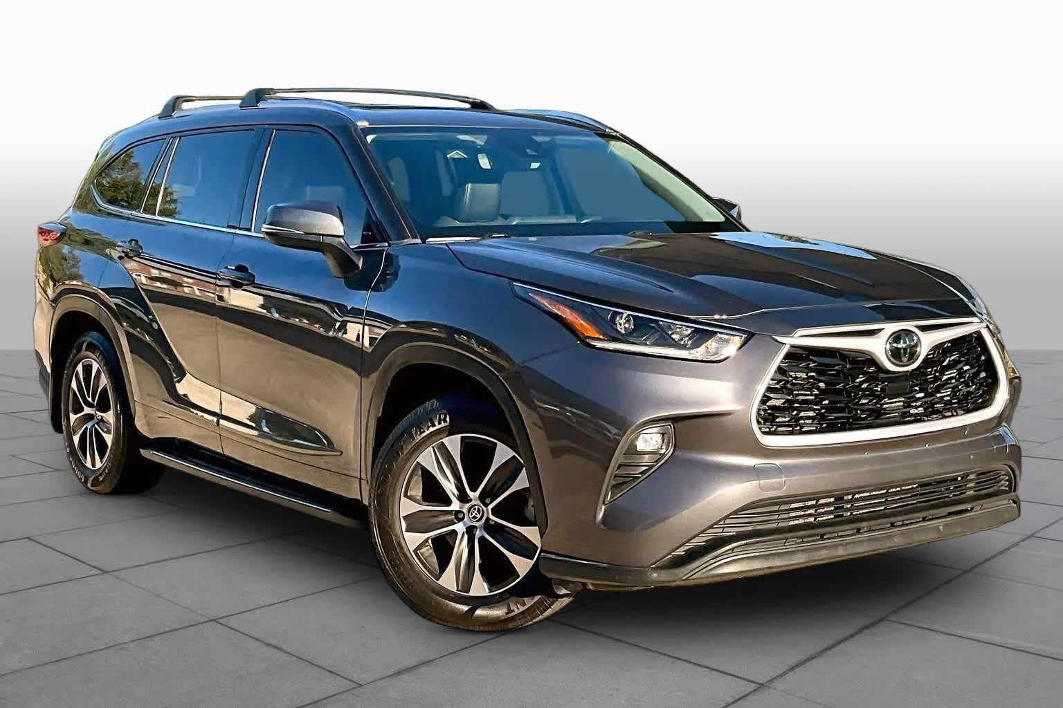 Used 2021 Magnetic Gray Metallic Toyota XLE image 3