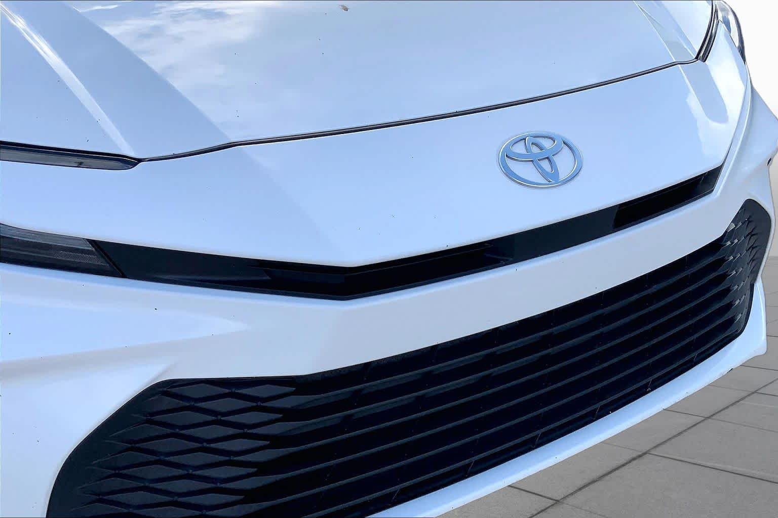 Used 2025 Ice Cap Toyota LE image 29