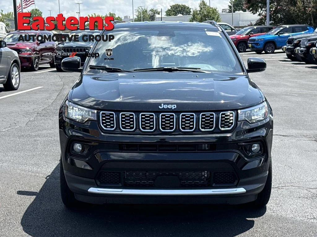 New 2026 Diamond Black Crystal Pearl-Coat Exterior Paint Jeep Limited image 2
