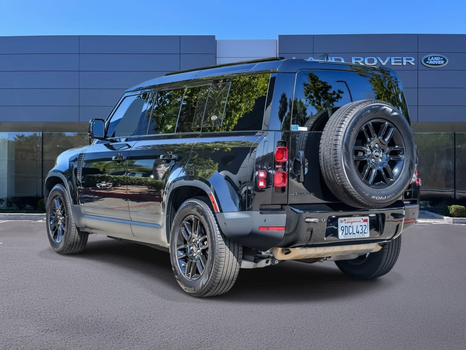 Used 2023 Santorini Black Metallic Land Rover S image 6