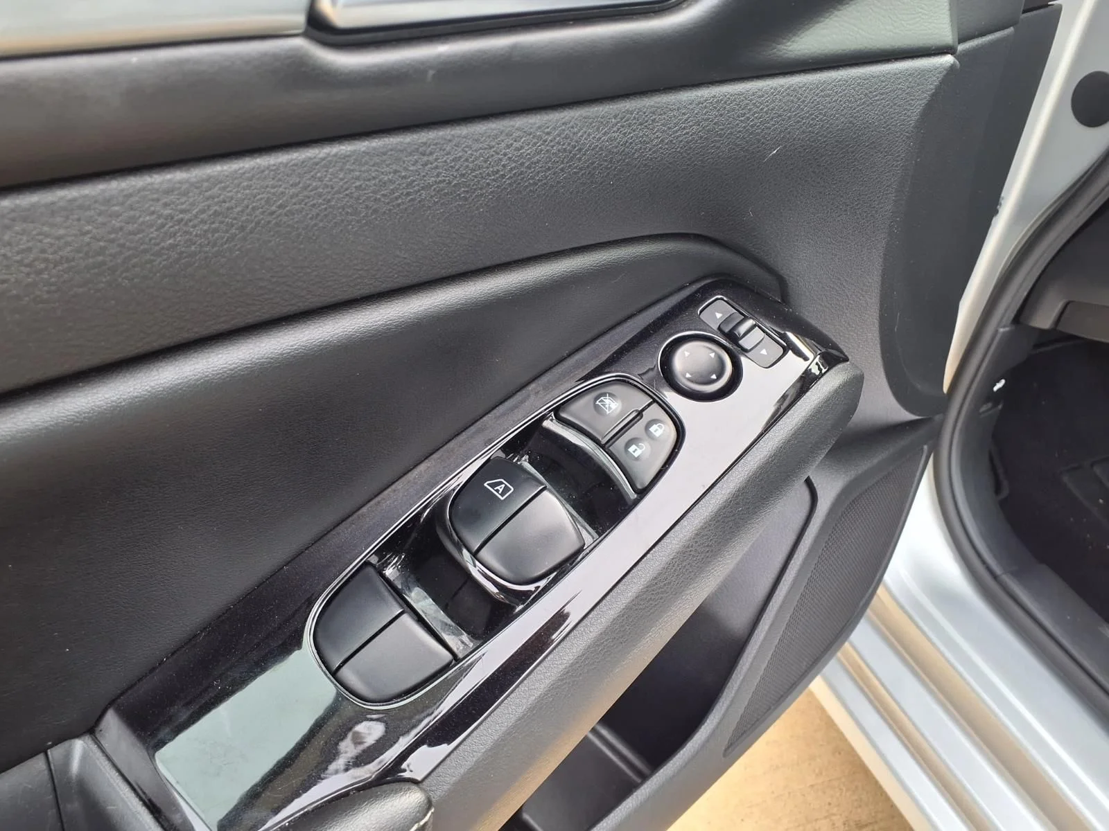 Certified Used 2023 Silver Nissan 2.5 SV image 14