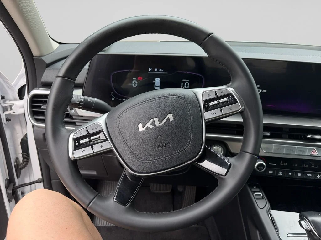 Used 2023 White Kia S image 13