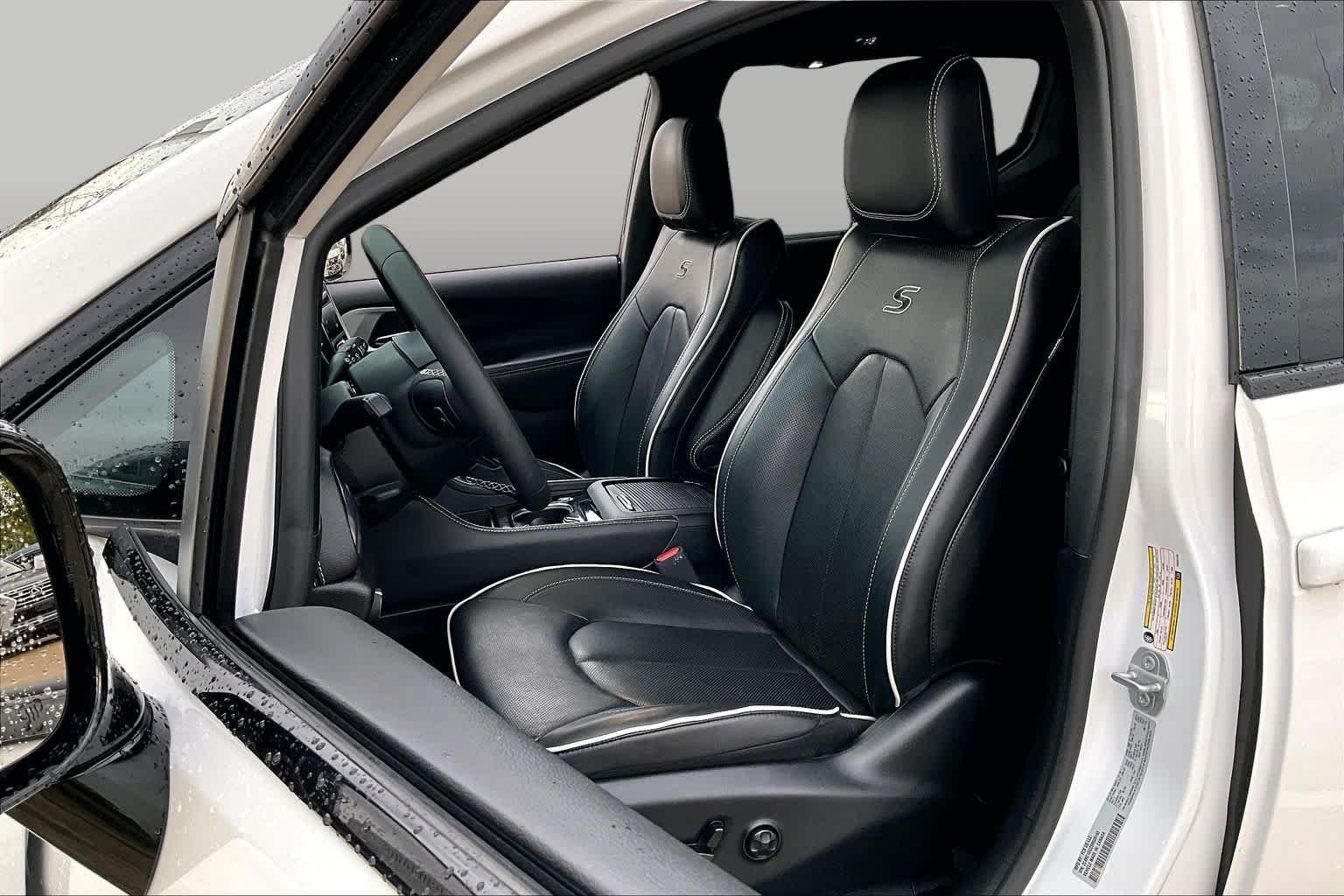 Used 2025 Bright White Clearcoat Chrysler Limited image 8