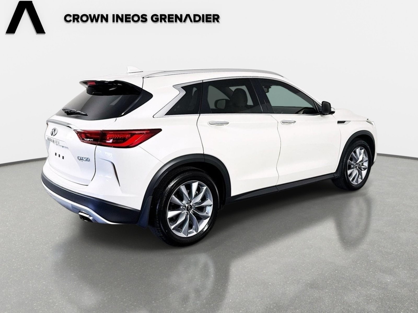 Used 2022 Majestic White INFINITI ESSENTIAL image 5