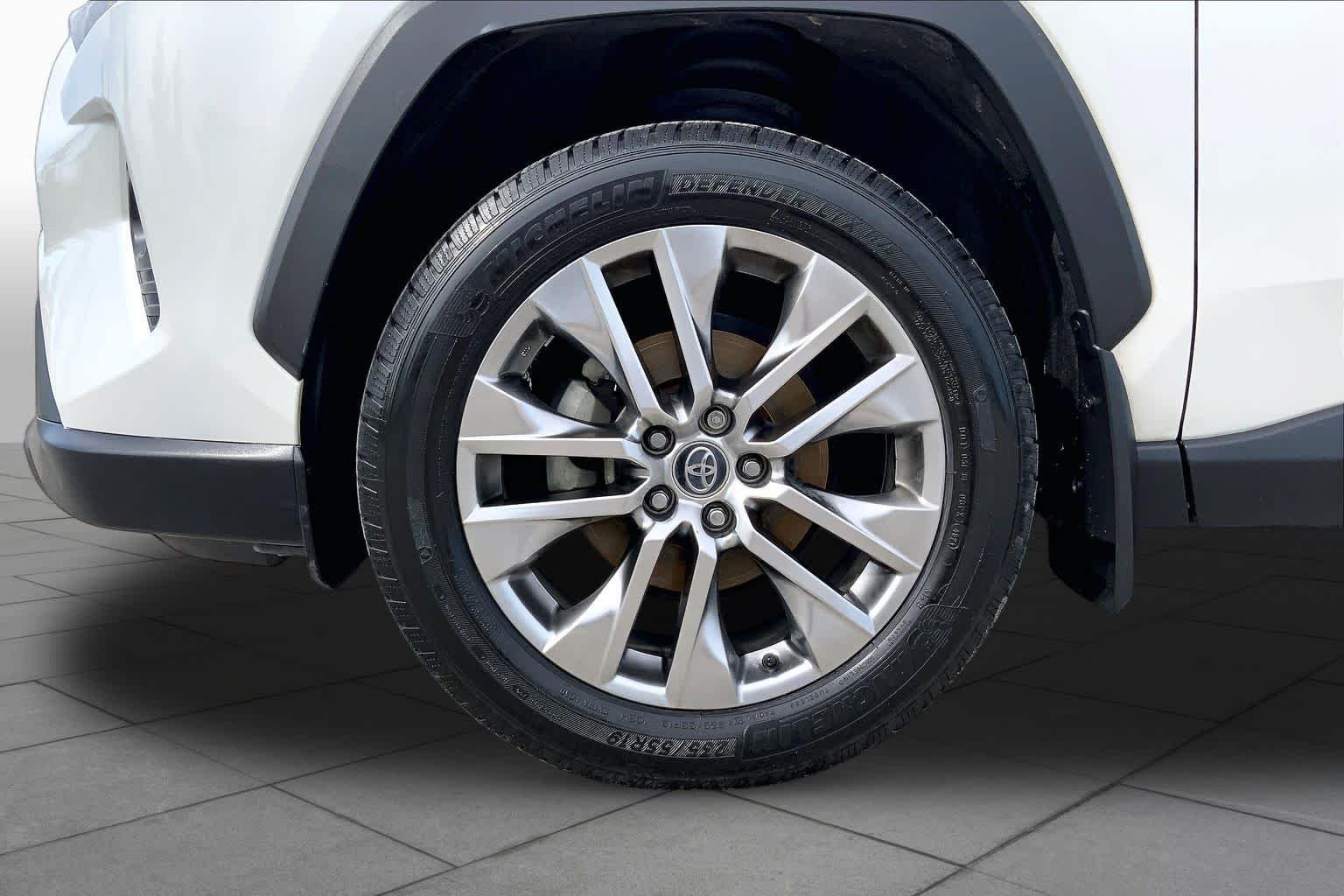 Used 2021 Blizzard Pearl Toyota XLE Premium image 11