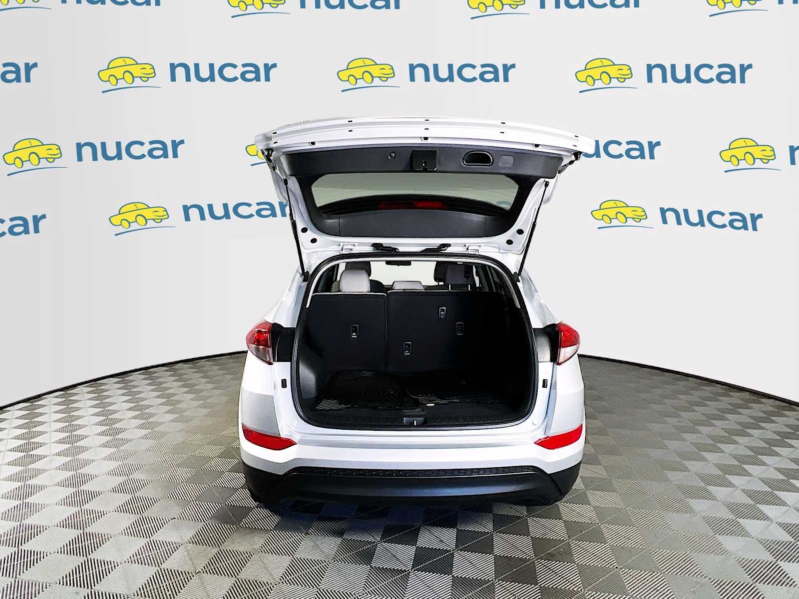 Used 2017 Molten Silver Hyundai SE image 24