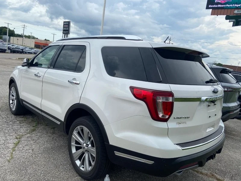 Used 2018 White Ford Limited image 5