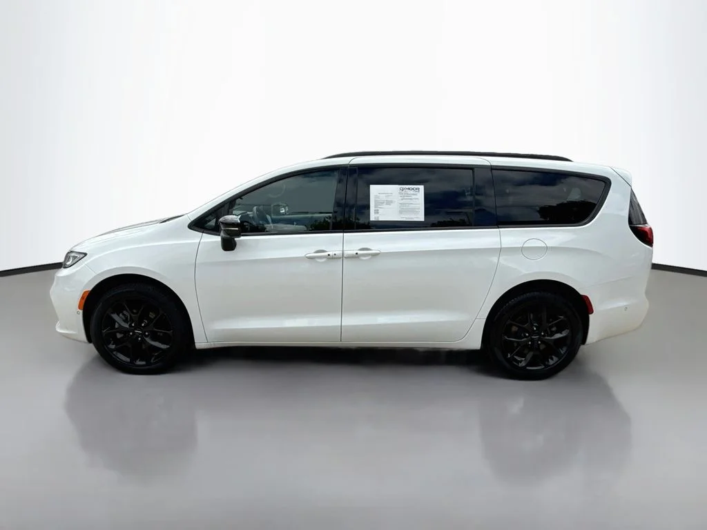 Used 2025 Bright White Clearcoat Chrysler Limited image 5