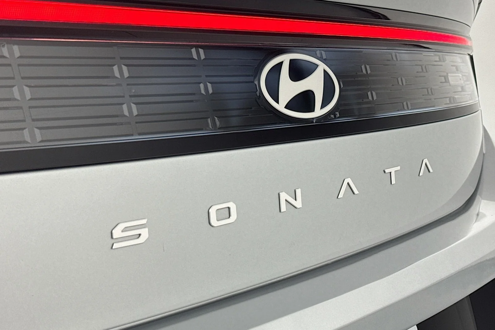 Used 2024 Aero Silver Hyundai SEL FWD image 9