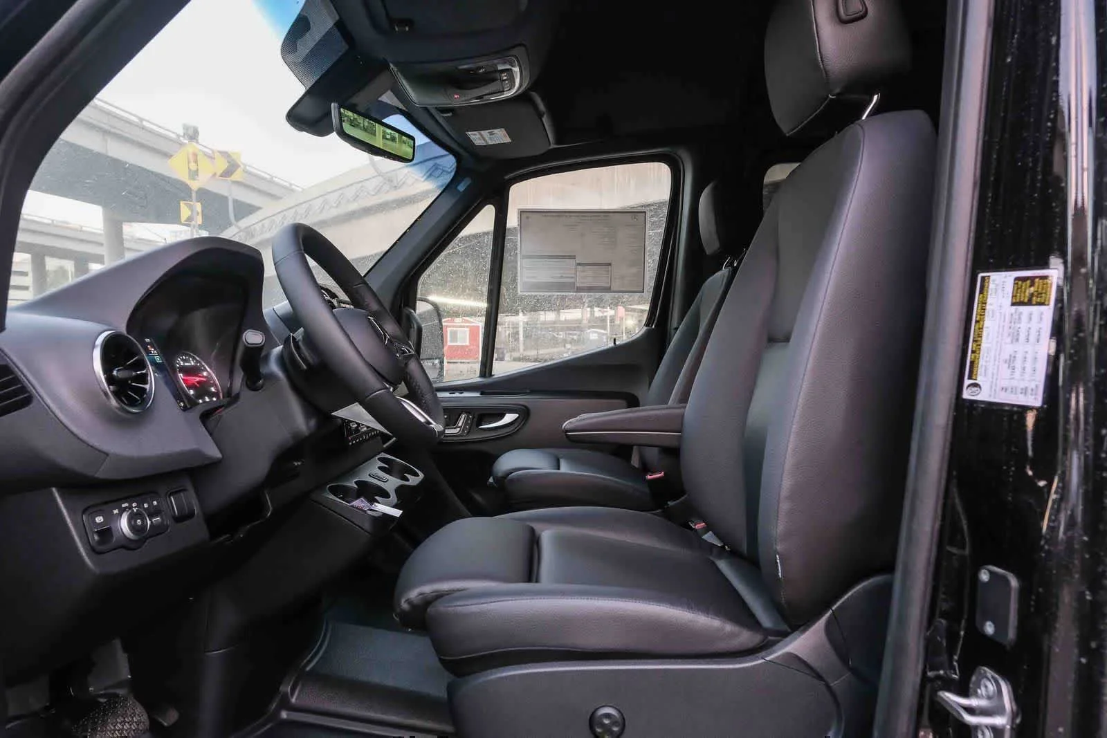 New 2026 Obsidian Black Metallic Mercedes-Benz Passenger 144WB High Roof AWD 2.0L I4 Diesel Turbo image 26