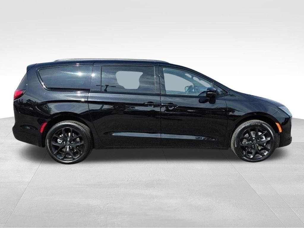 New 2027 Diamond Black Crystal Pearl-Coat Exterior Paint Chrysler Limited image 6