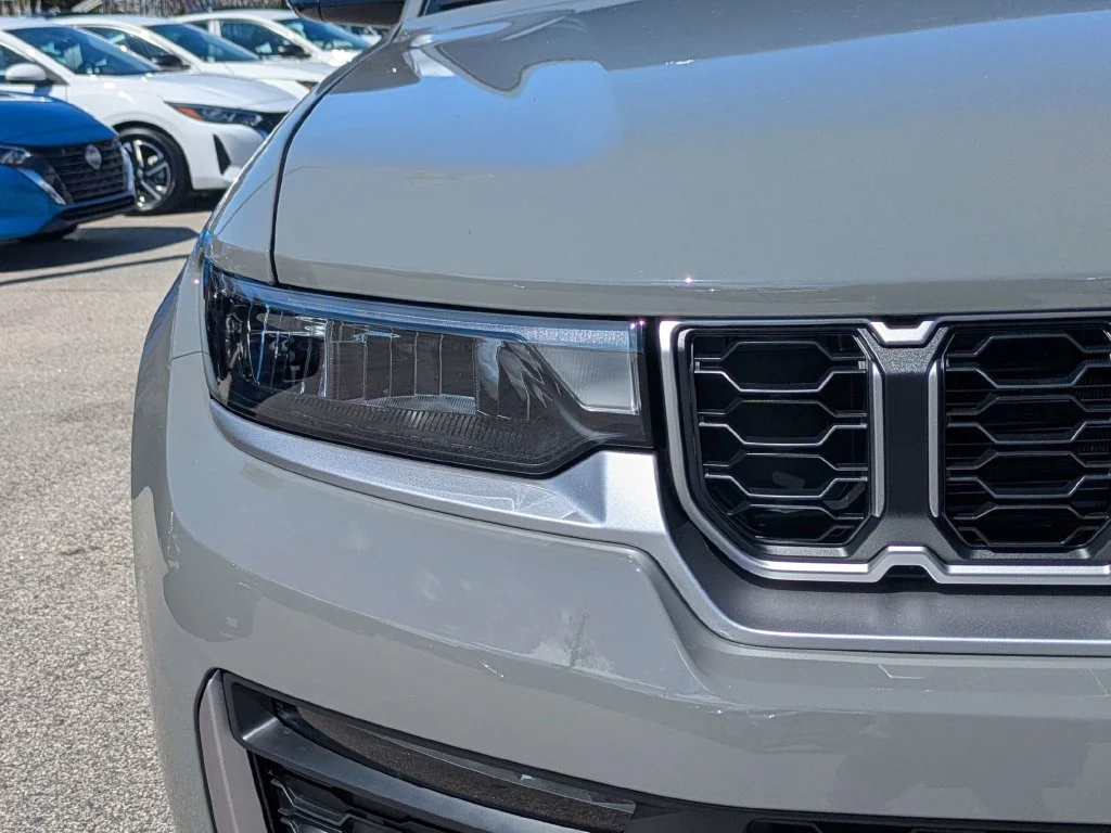 New 2027 Sting-Gray Clear-Coat Paint Jeep  image 9