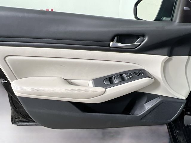 Used 2025 Black Nissan 2.5 SV image 29