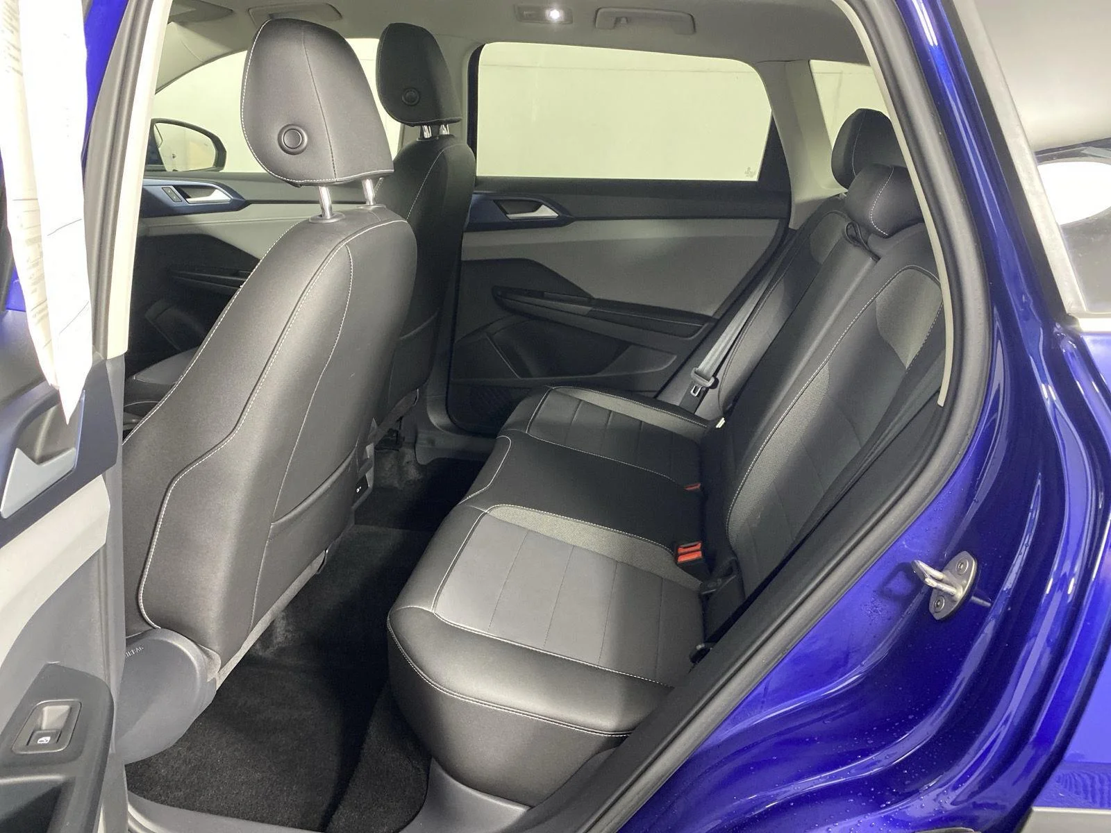 Used 2024 Dusk Blue Metallic Volkswagen SE image 10