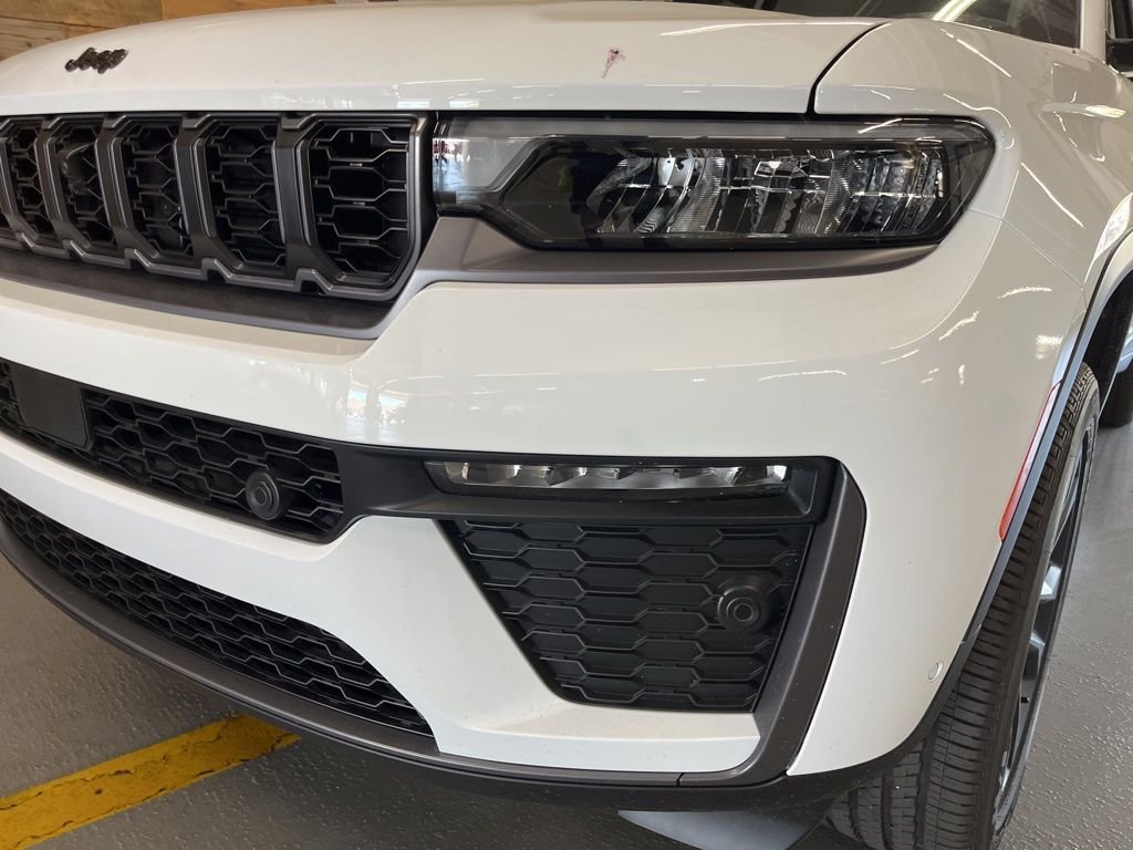 New 2026 Bright White Clear-Coat Exterior Paint Jeep Limited image 10