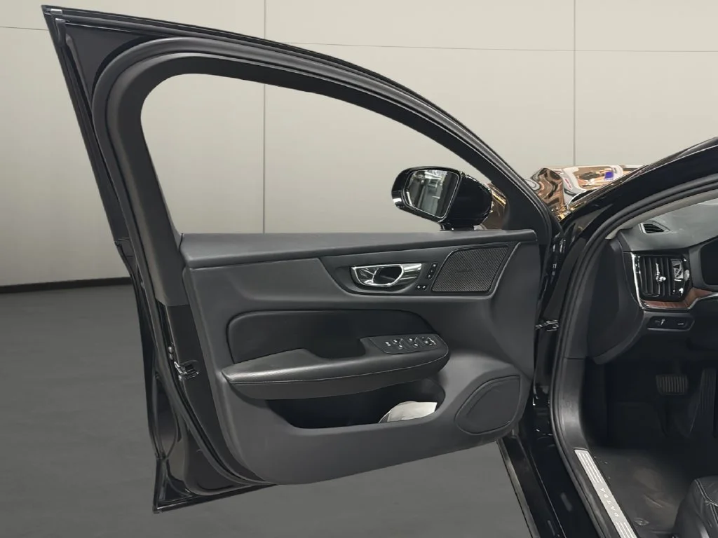 Used 2019 Black Volvo T6 Momentum image 13