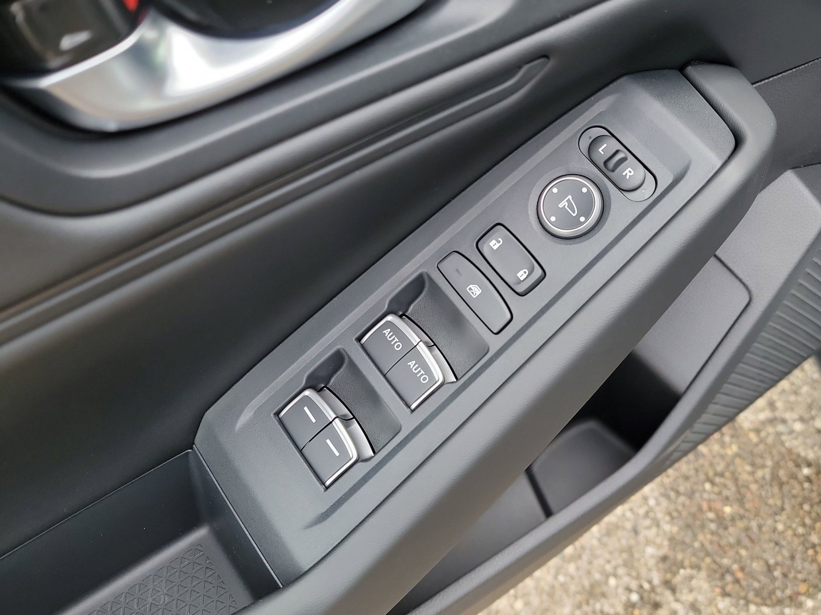 Used 2025 Silver Honda SE image 6