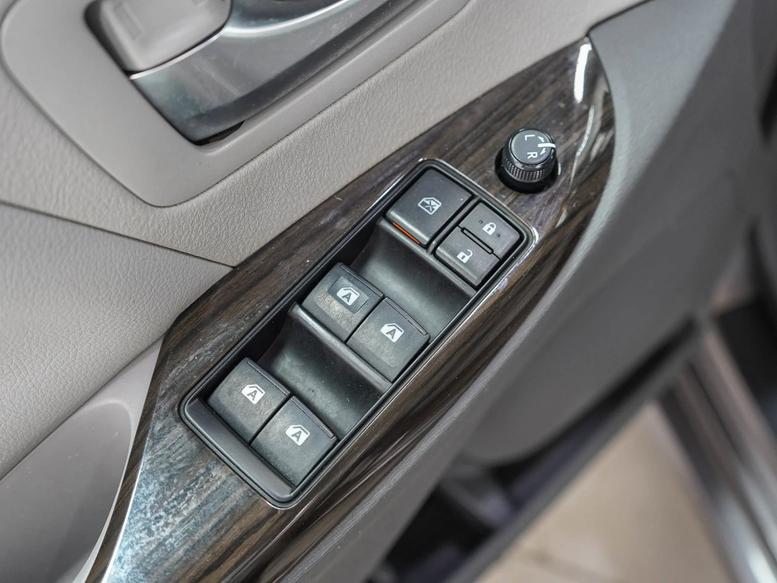Used 2019 Gray Toyota XLE image 21
