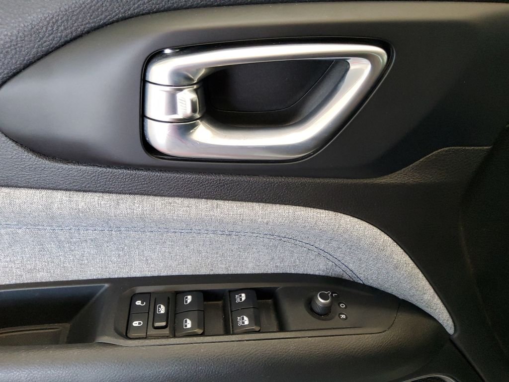 Used 2024 White Jeep Latitude image 12