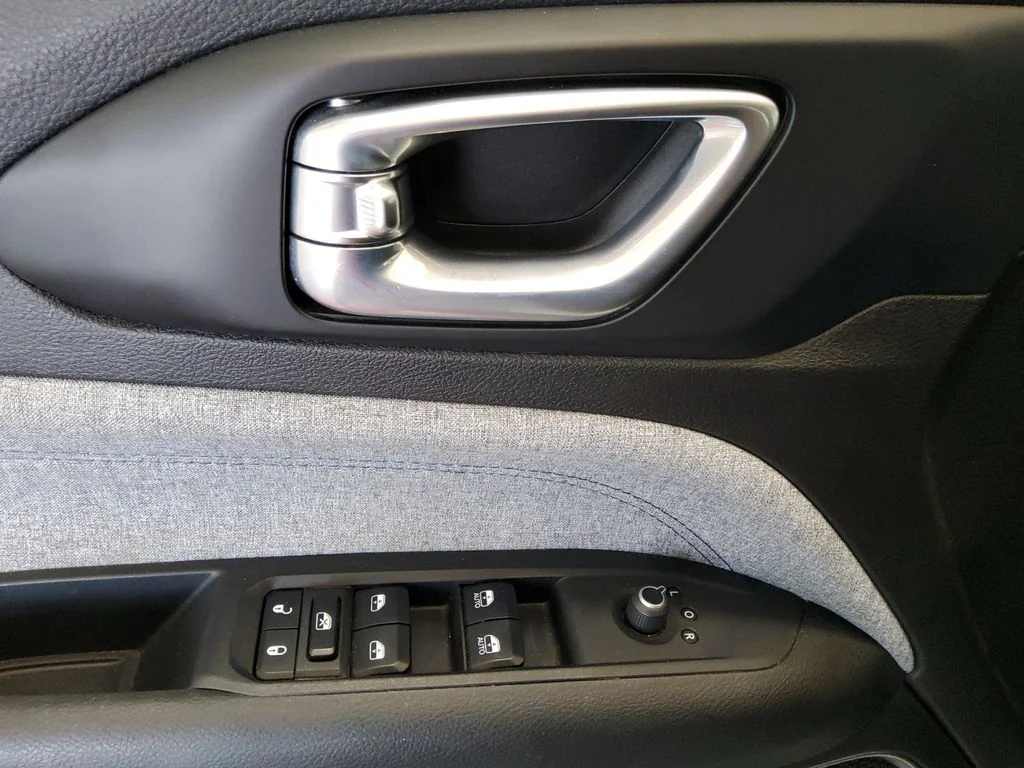 Used 2024 White Jeep Latitude image 12