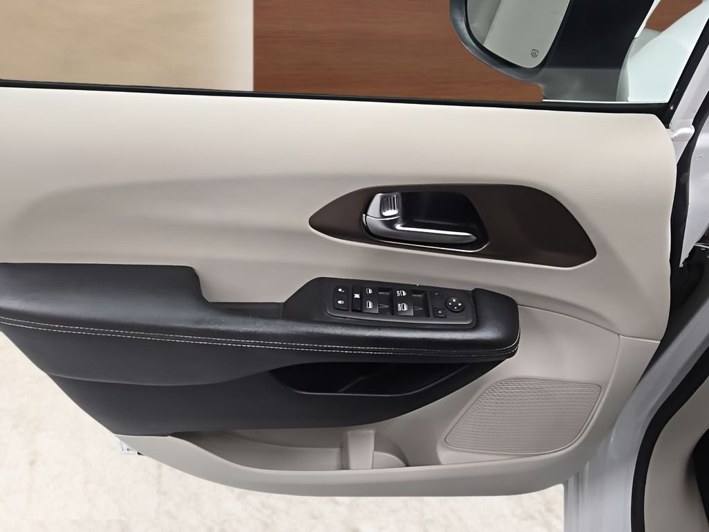 Used 2022 White Chrysler LX image 9