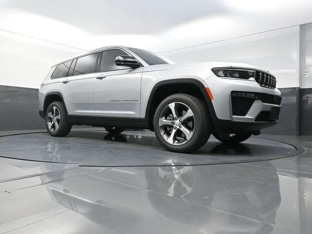 New 2026 Silver Zynith Exterior Paint Jeep Limited image 19