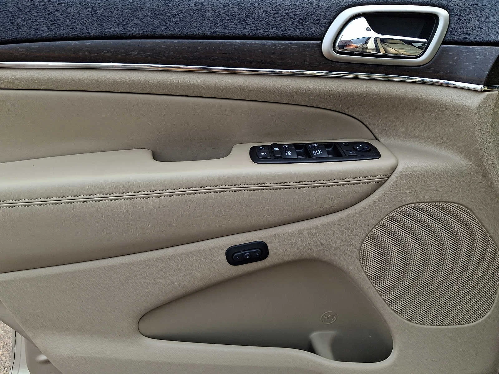 Used 2014 Cashmere Pearlcoat Jeep Limited image 12