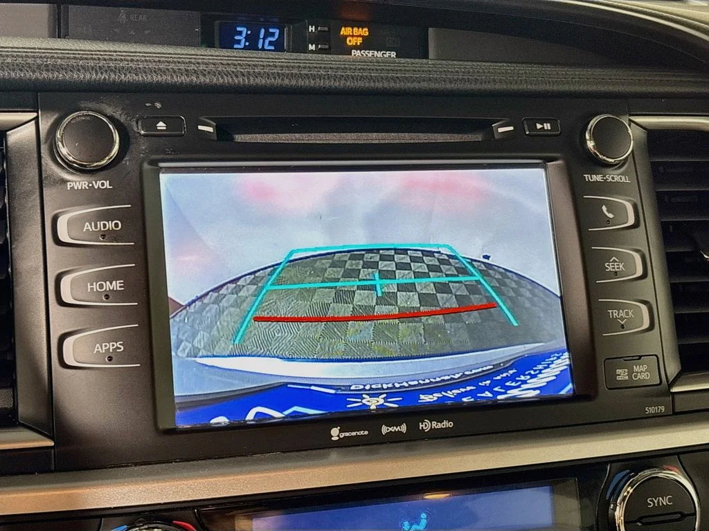 Used 2018 Silver Toyota XLE image 17