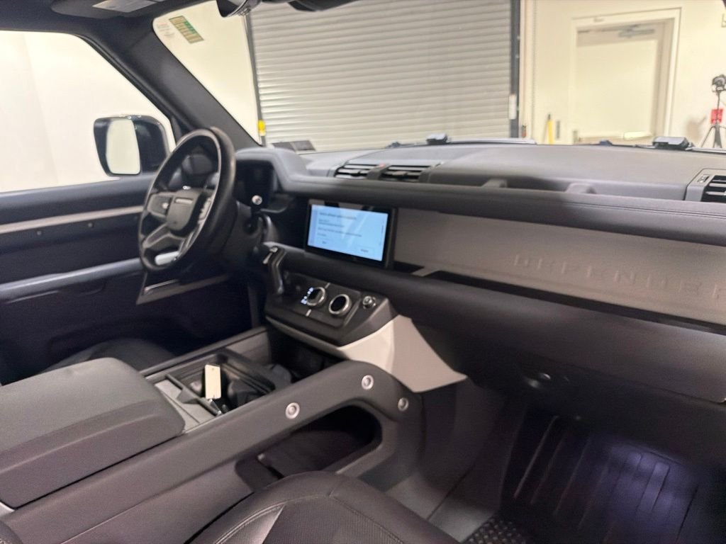 Used 2023 Fuji White Land Rover SE image 24