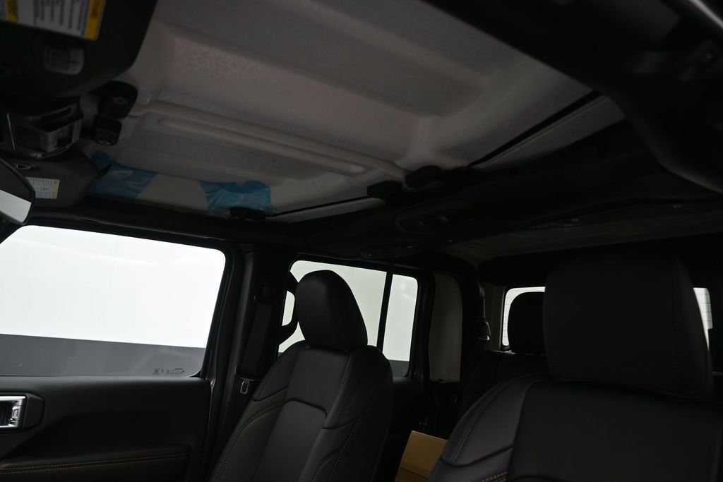 New 2026 Granite Crystal Metallic Clearcoat Jeep Texas Trail image 23