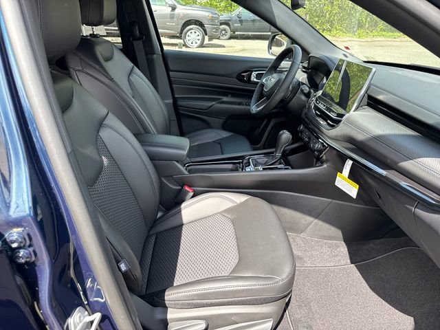 New 2026 Fathom Blue Pearl-Coat Exterior Paint Jeep Latitude image 9