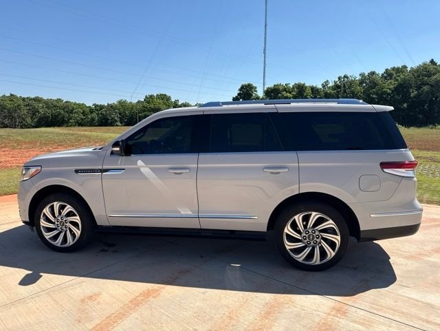 Used 2022 White Lincoln Reserve image 7