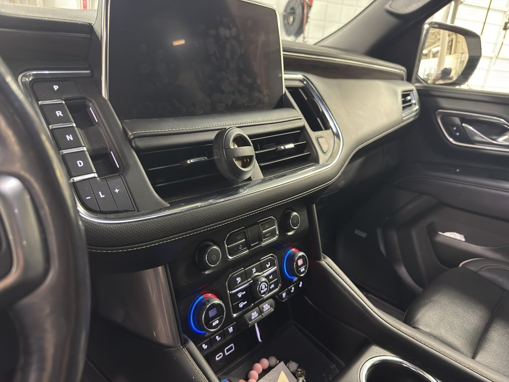 Used 2023 Iridescent Pearl Tricoat Chevrolet Premier image 3