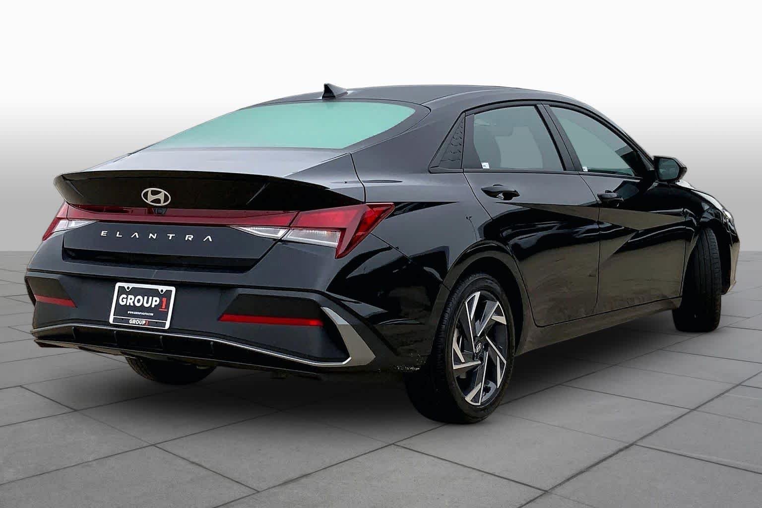 Used 2025 Abyss Black Hyundai SEL Sport image 13