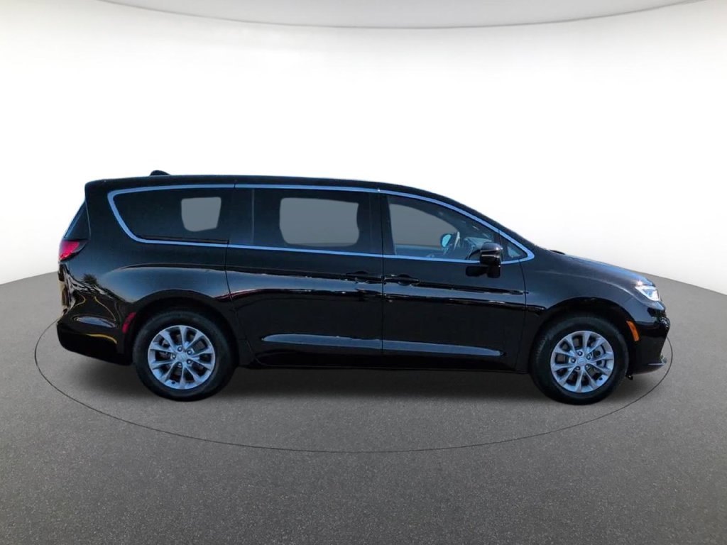New 2026 Diamond Black Crystal Pearl-Coat Exterior Paint Chrysler Limited image 4